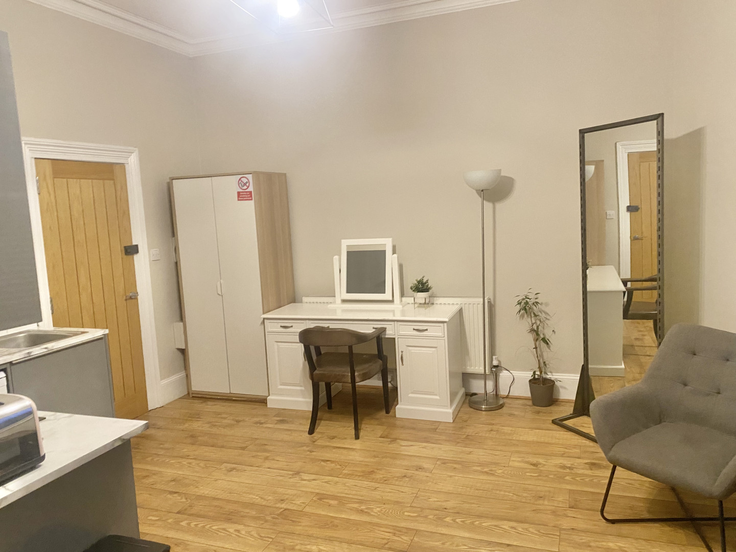 STUDIO FLAT - ALL BILLS INCLUDED - TENANT DISCOUNT FOR CAFE