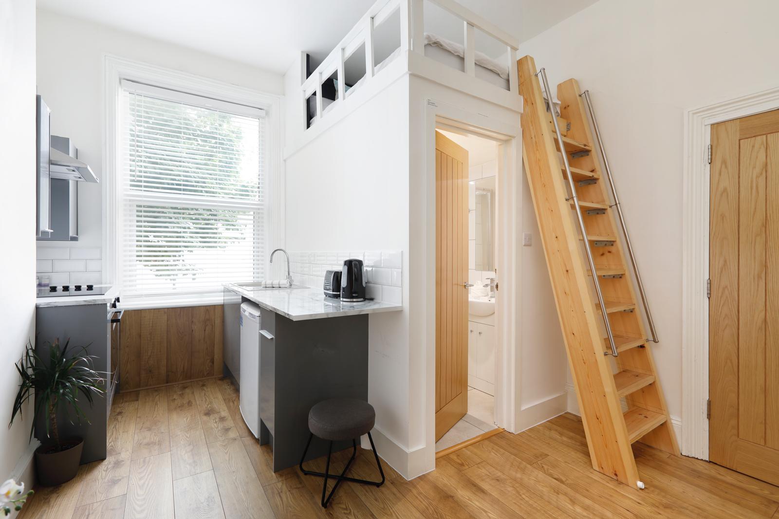 STUDIO FLAT - ALL BILLS INCLUDED - TENANT DISCOUNT FOR CAFE