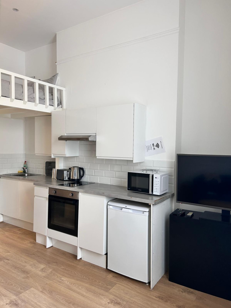 NEWLY REFURBISHED STUDIO FLAT - ALL BILLS INCLUDED