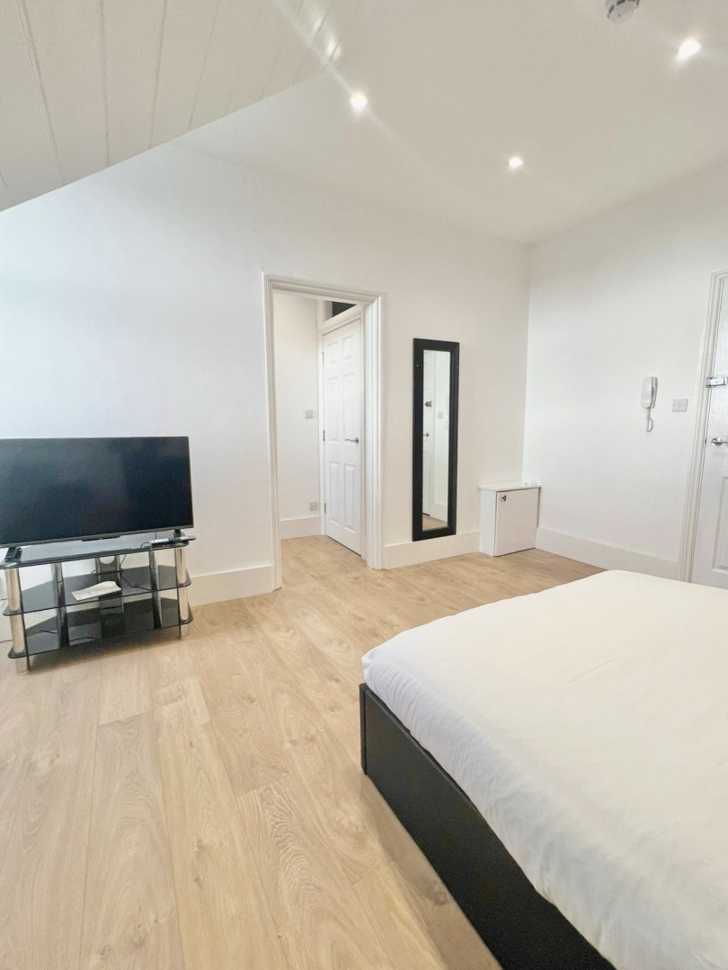 NEWLY REFURBISHED STUDIO FLAT - ALL BILLS INCLUDED