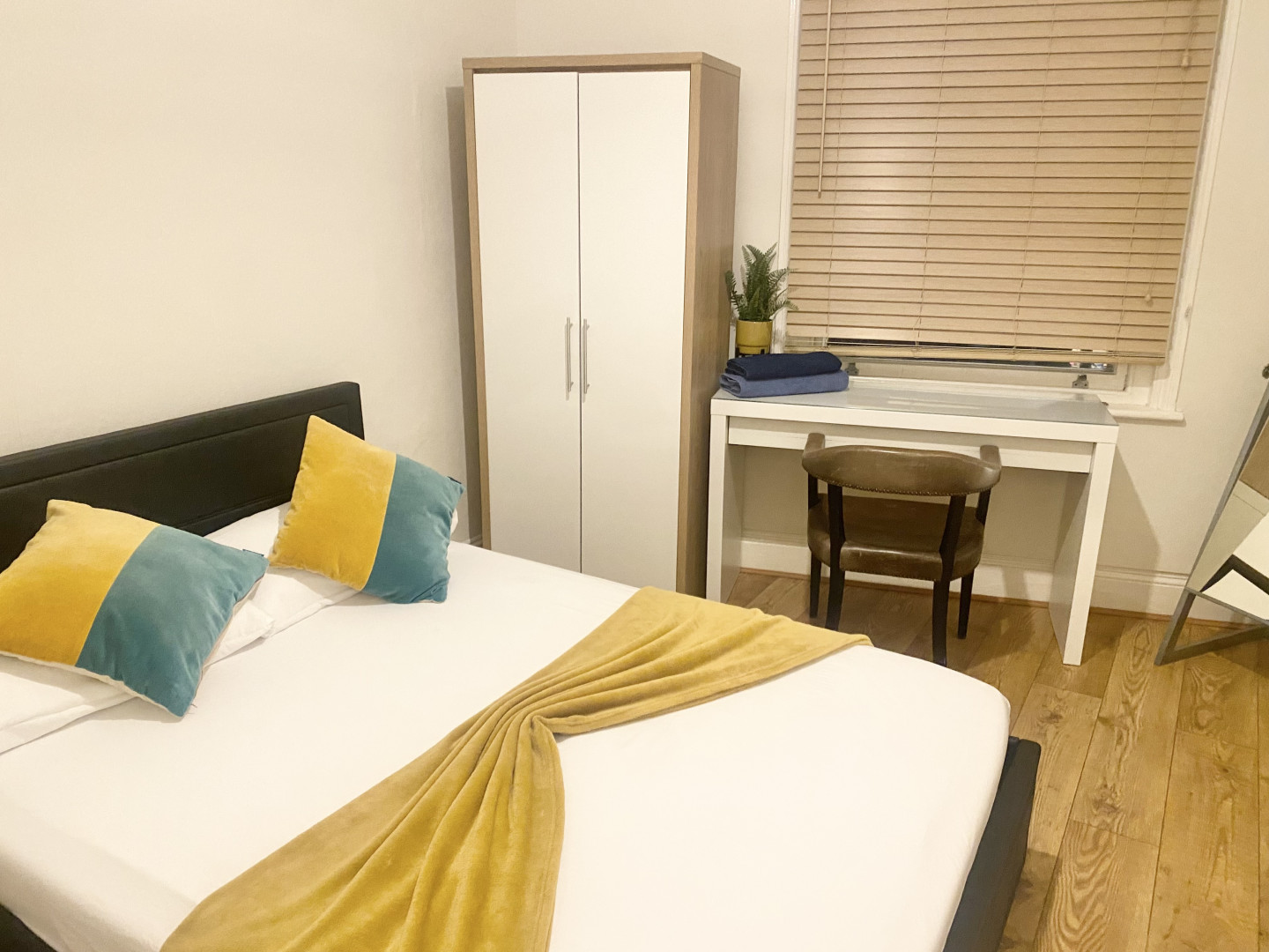 STUDIO FLAT - ALL BILLS INCLUDED - TENANT DISCOUNT FOR CAFE